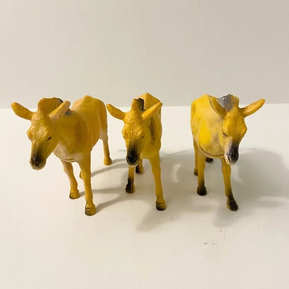 Assorted  Lot of 6 Animal Figures Cows Donkey Pigs Plastic Farm Animal Toys - Picture 14 of 16
